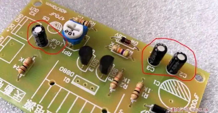 3,焊接电解电容c2,c3,c4,电容的长脚为正极,电路板上电容符号阴影部分