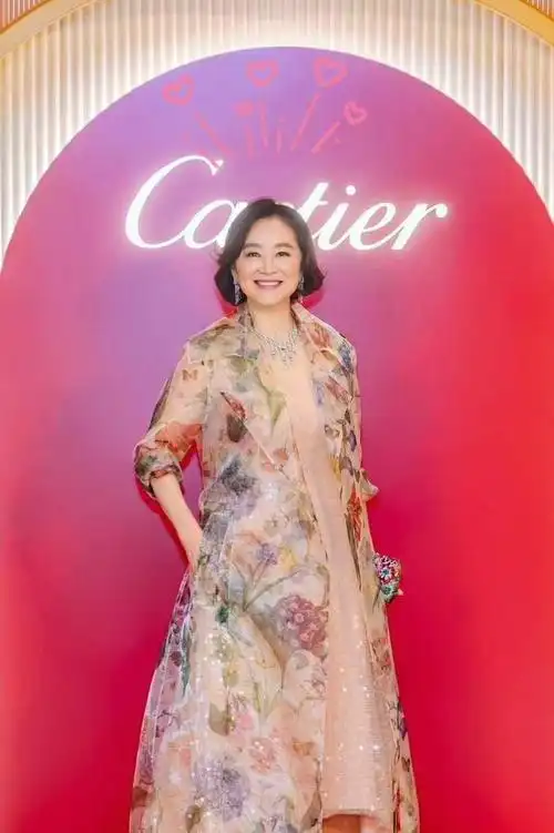 69岁林青霞久违露面,露肩黑裙大方又优雅,"东方不败"神采依旧