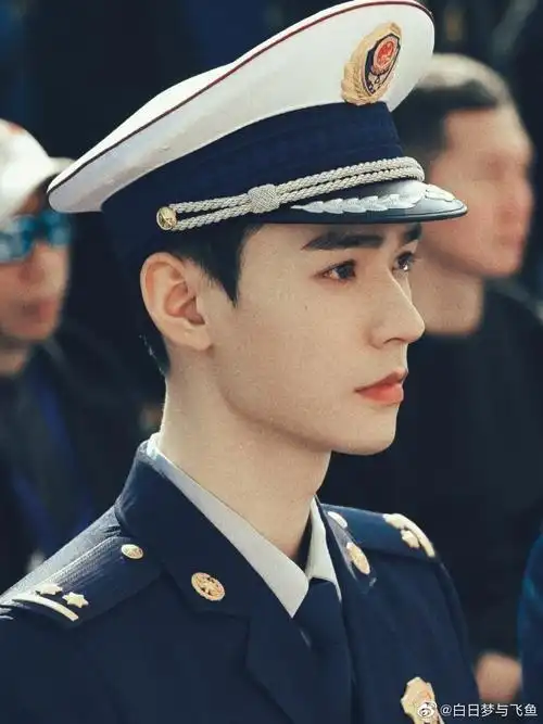 一组男星军装图看看我华夏男儿英姿勃发.