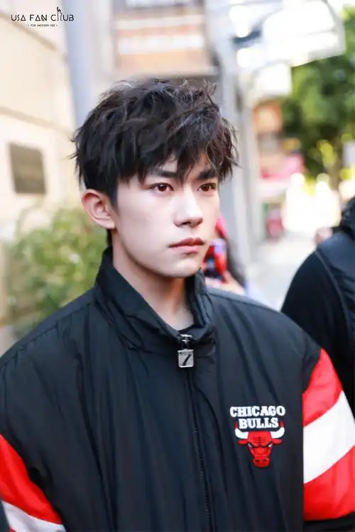 易烊千玺卷发/壁纸