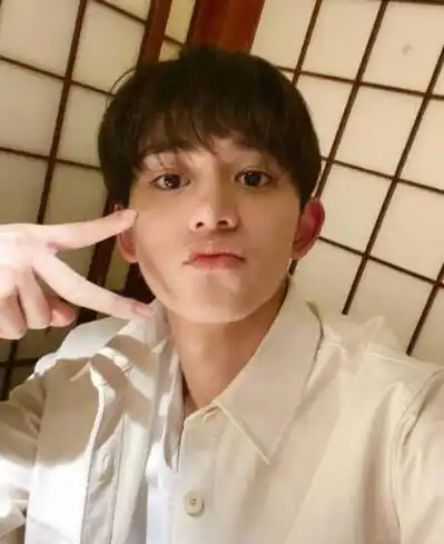 黄旭熙旧照被扒,被2个女生同时亲脸颊,出道前就很受欢迎_吴亦凡_其他