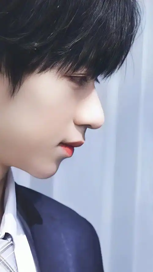 贺儿的侧脸简直是艺术品@时代少年团-贺峻霖