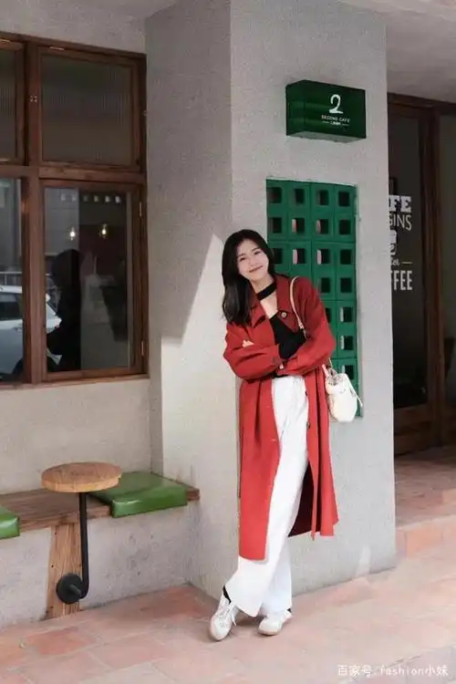 红色大衣搭配白色休闲裤自然好看春节之后来一身真有气质