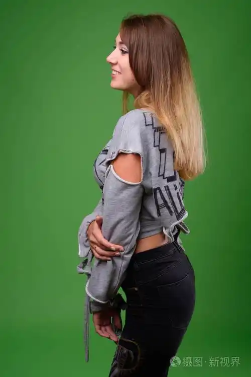 年轻美丽叛逆的妇女在绿色背景