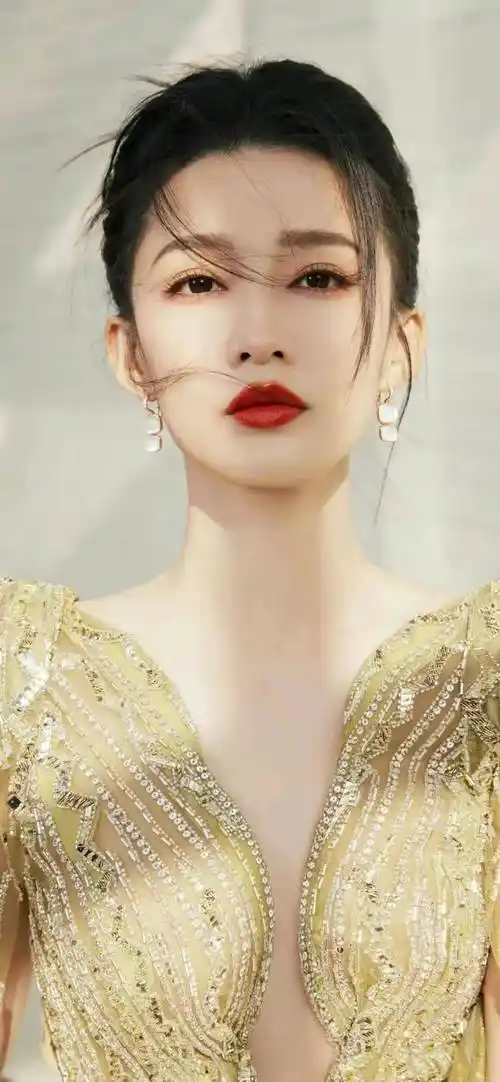 原创李沁惊艳亮相深v领金色礼服展现性感魅力璀璨如星光闪耀全场