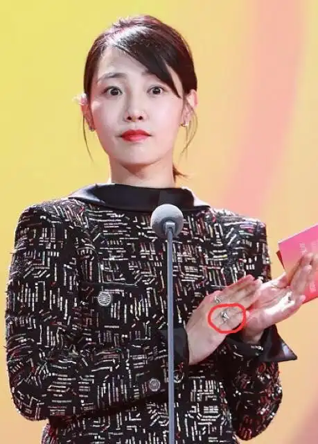 白百何用戒指遮和羽凡的纹身邓超还留着情侣纹身