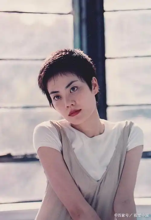 王菲短发旧照 网友直呼认不出