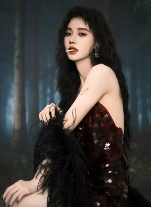 鞠婧祎穿露背裙拍写真叼棒棒糖眼神撩人