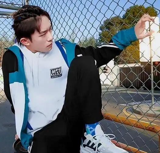 易烊千玺扎麻花辫,放大镜头发际线粉太真实,粉丝这次无法辩解