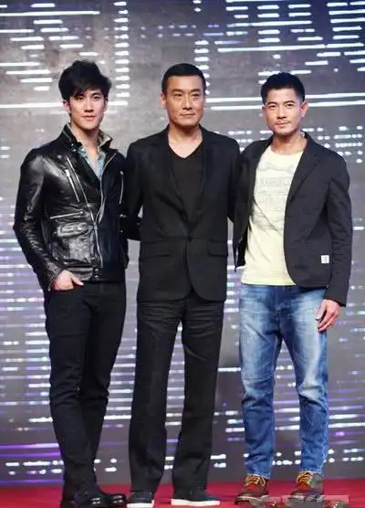 比如李治廷,他的脸看上去就像大高个子,因为看上去脸比较长,所以大家