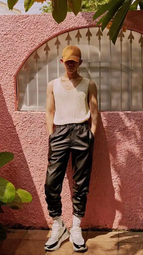 易烊千玺黑背心#肌肉线条一直很好看很流畅,瘦而不柴,匀称修长.