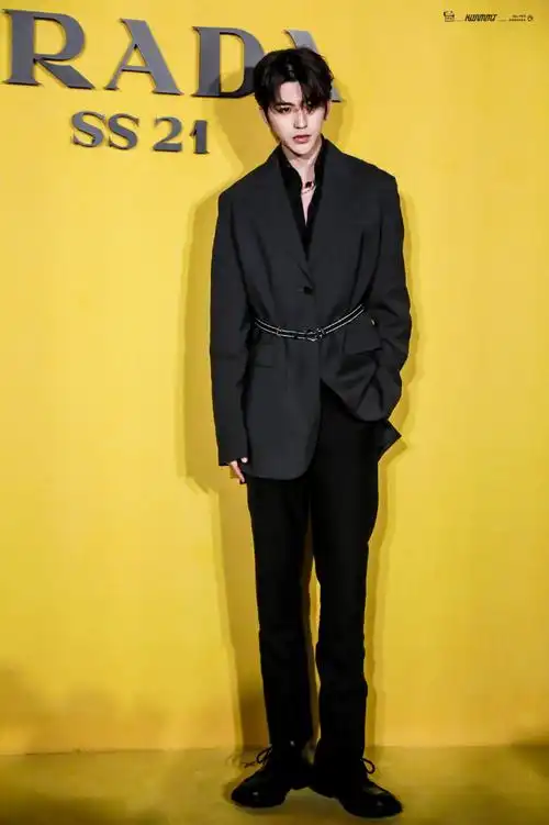 蔡徐坤烟灰色西装##蔡徐坤生图绝了