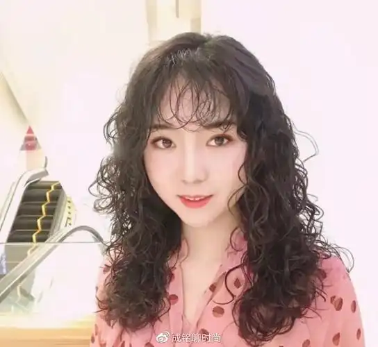 今年最火的烫发发型是全头烫,大都是以中长款的发型为准,好打理,时尚