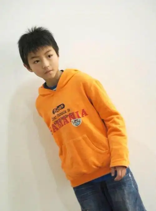 231215 温暖阳光下,王俊凯的童年瞬间触动人心