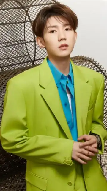 少年初长成!王源21岁生日写真花絮曝光,薄荷绿西装青春气息满满
