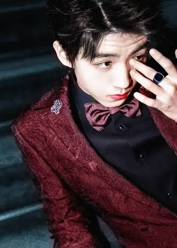 王俊凯 抬头纹 酒红西装