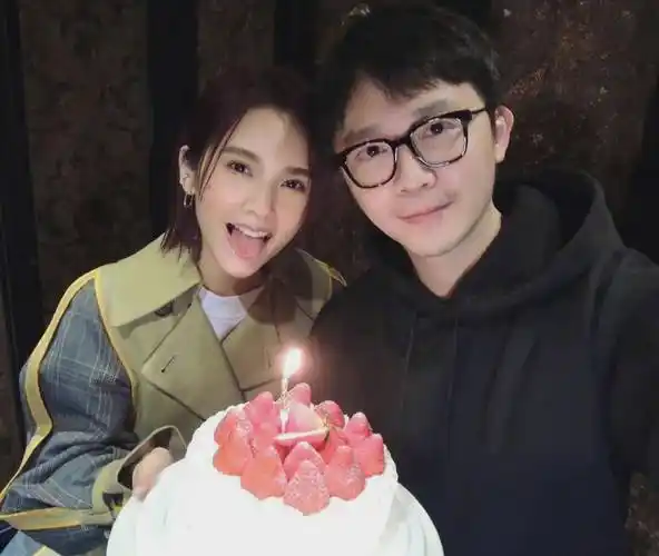 一句"爱屋及乌",不仅说明好友很认可杨丞琳的老公李荣浩,而且说明