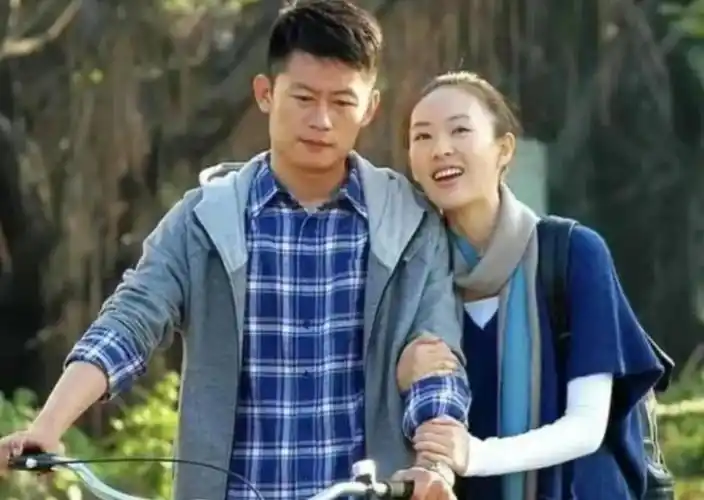 其实早在2008年,李健就已经结婚了,而且妻子就是当初那个,影响他走上