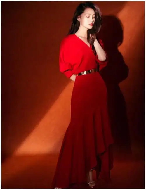八卦29岁李沁美得高调一袭v领正红色礼服大秀曼妙身姿明星电影文章小