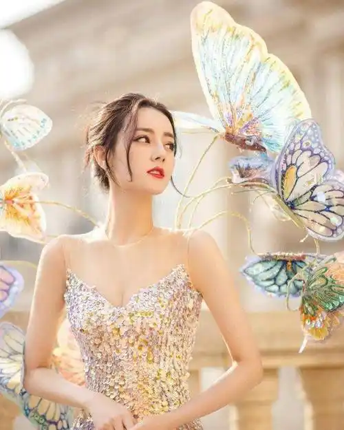 北京舞台女艺人同台比美,迪丽热巴美若天仙艳压群芳,我却被李沁吸引