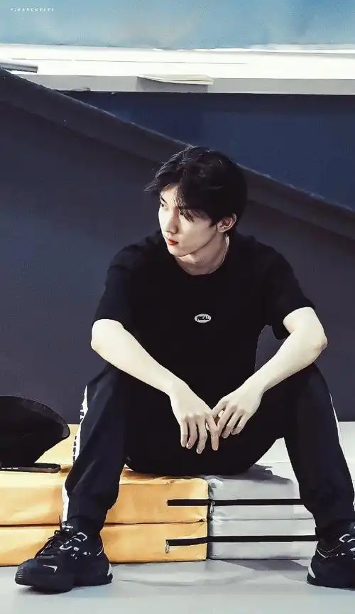 马嘉祺黑色连帽衫##马嘉祺眼神压迫感