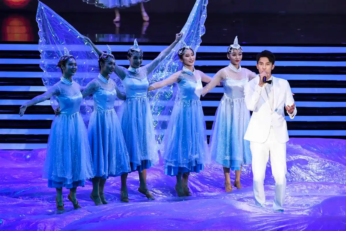 第21届南宁国际民歌艺术节晚会上演_表演