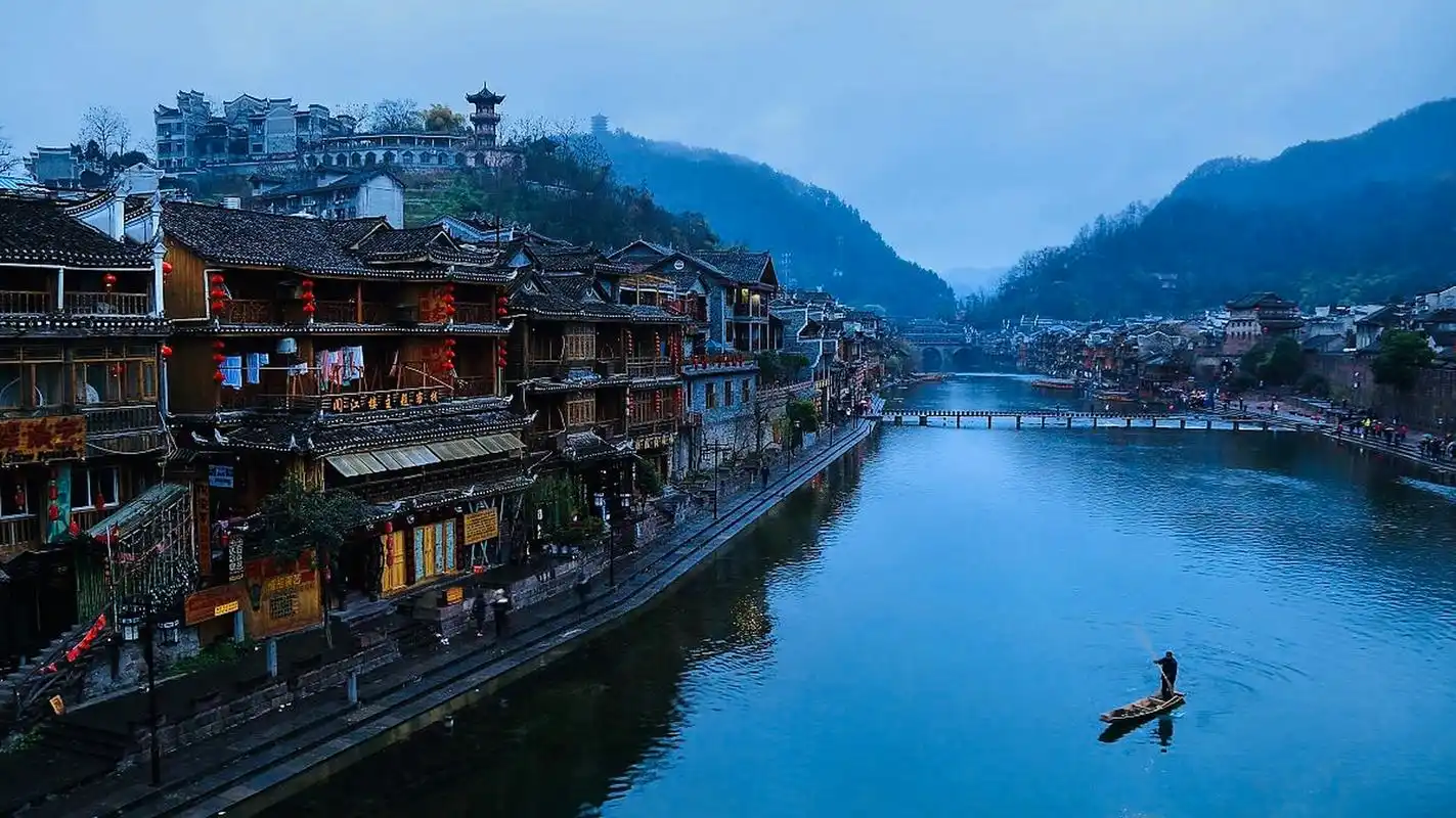 【美丽边城·凤凰古城】   凤凰古城位于湖南省湘西土家族苗族自治州