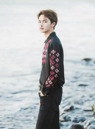 青春的花路剧照来袭:成员欢闹不断,朱正廷自称"带娃"担当!