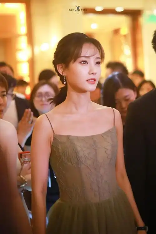 李一桐小姐姐的一组旧照还挺美艳的