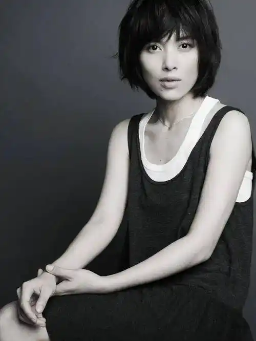 靳东的老婆喜欢郁闷的样子,素颜的时候有点吓人,感觉很苍白!