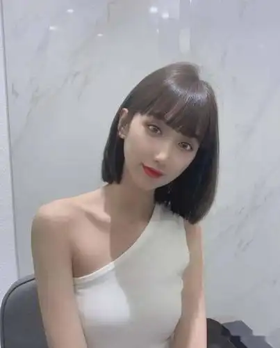 2021流行的一刀切短发