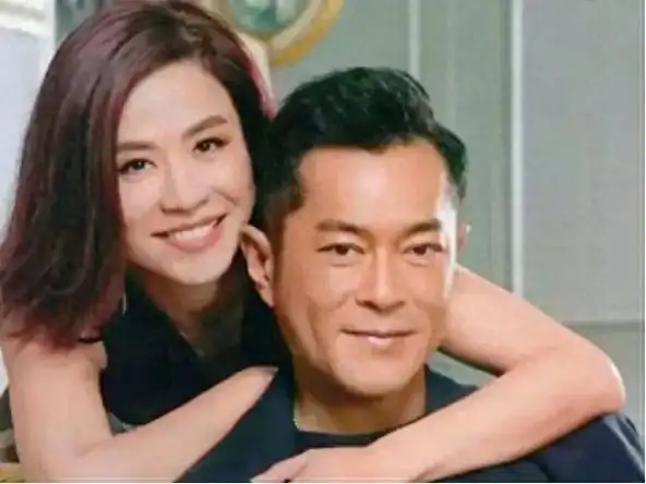 54岁古天乐近照曝光!与孩子玩游戏好开心,笑容温柔至今未婚无子