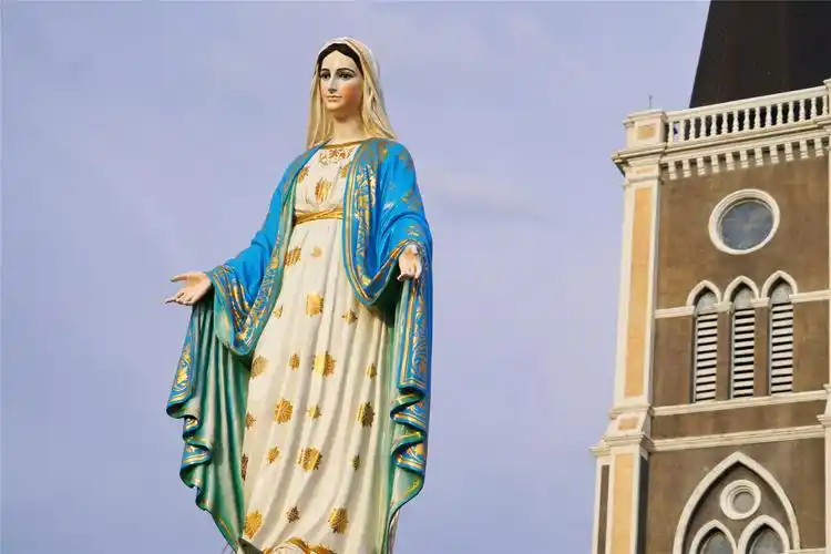 泰国最大的天主教堂教堂内的圣母像全身镶满宝石