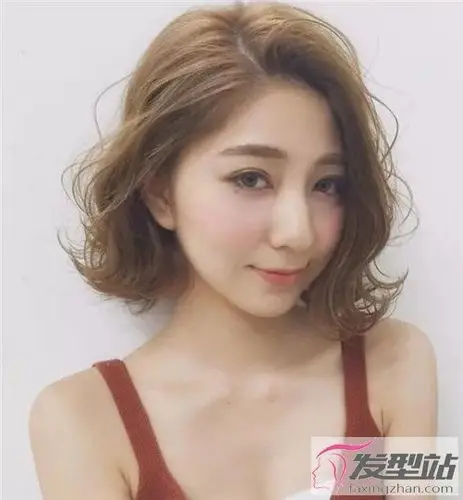 日系空气烫短发 性感女人味十足_发型站_最新流行发型设计发型图片与