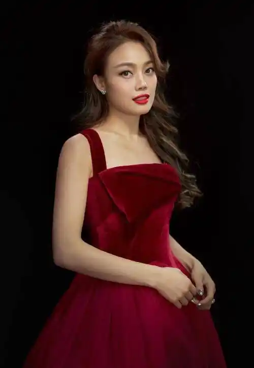 容祖儿美上电视,穿红丝绒纱裙优雅贵气,却被眼影抢了风头_时尚_造型