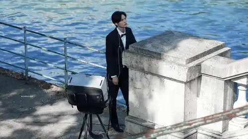 一身黑色西装 白衬衫的总裁珺|白衬衫|毕雯珺|身材_新浪新闻