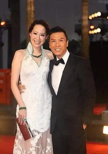 多亏甄子丹气场强不然都不敢和老婆站一起身高差半头好尴尬