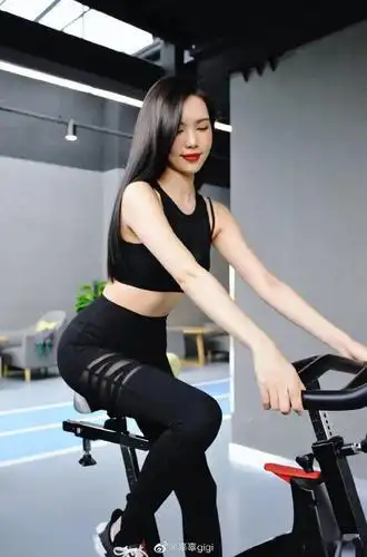 又甜又酷的国产健身女神狂秀身材07的腰臀比果然不一般网友我心动了