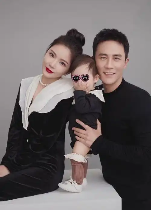 杜淳一家三口拍全家福王灿被赞漂亮气质好与杜淳同框如两代人