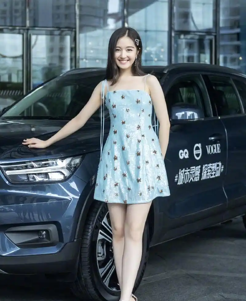 李兰迪:蓝色星星连衣短裙,优雅中不失俏皮