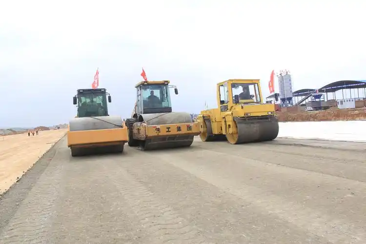 安康新机场建设一线纪实(三)——水稳层铺设