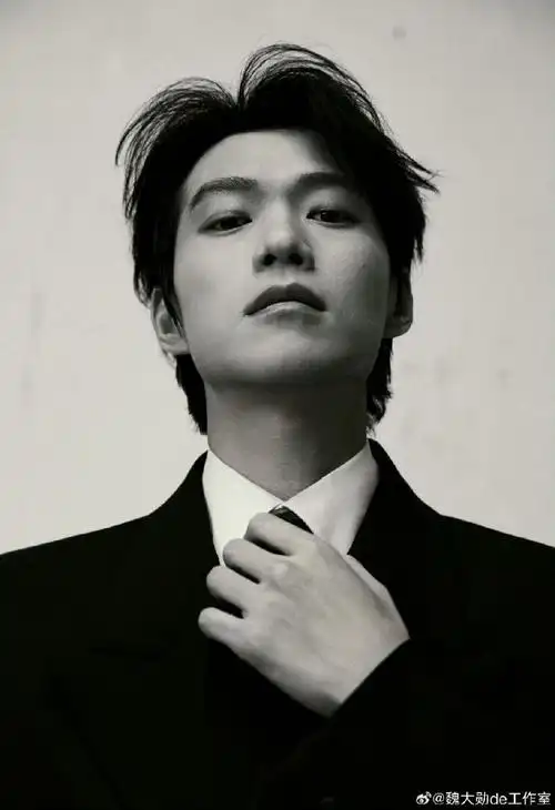 魏大勋西服a感##魏大勋仰头照