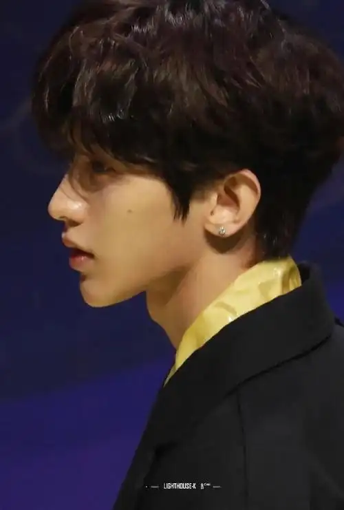 蔡徐坤分享侧颜随拍