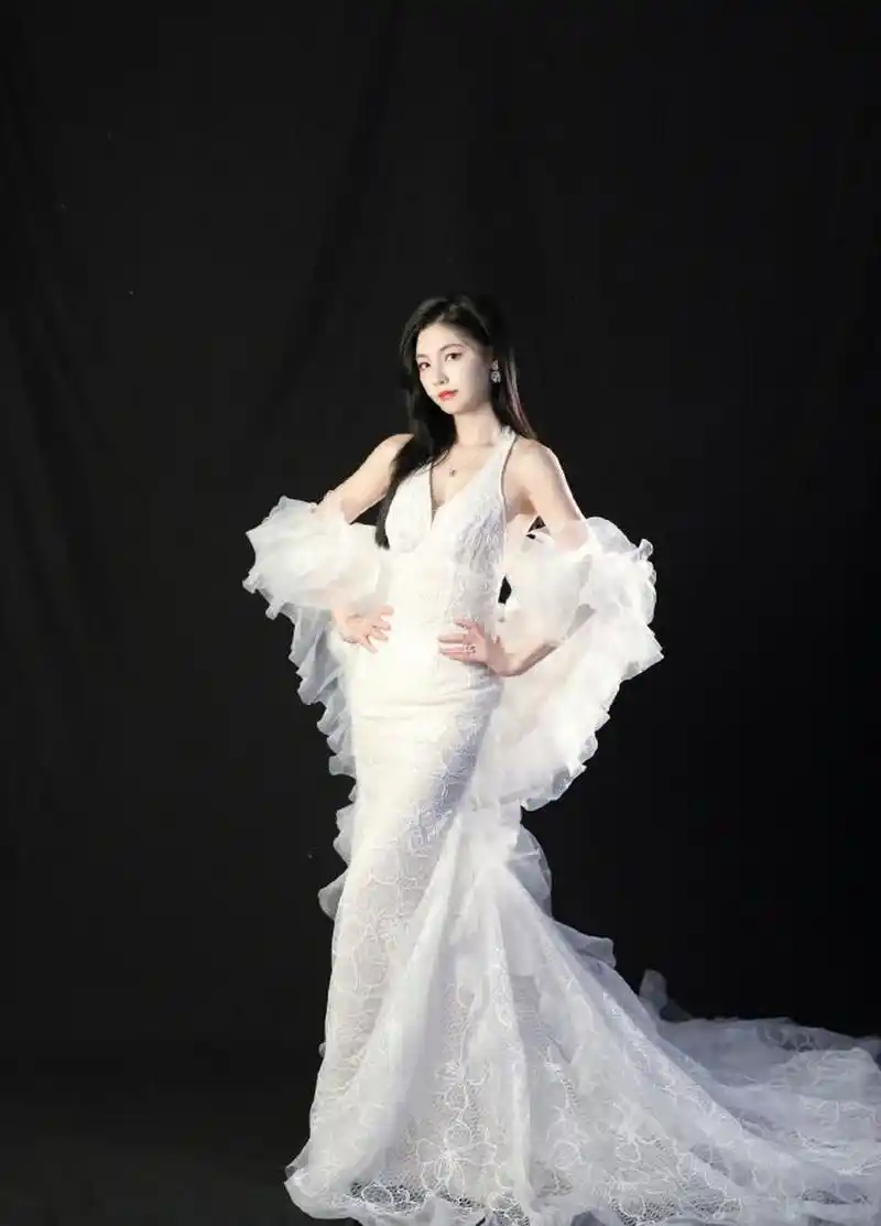 赵粤的身材曲线堪称完美!   #赵粤白衣国风曲塑造#[左捂脸]