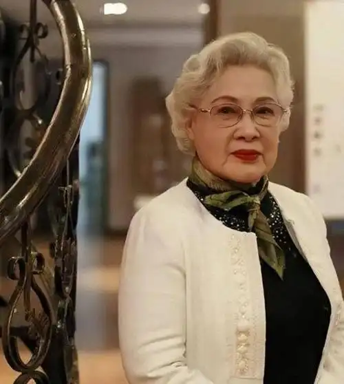 99岁秦怡满头白发有气质穿套裙精神又利落真是优雅了一辈子