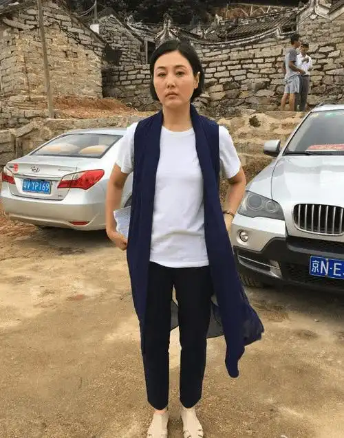 张延私下也是男人婆风格走红毯穿奶奶裙平底鞋完全不当回事