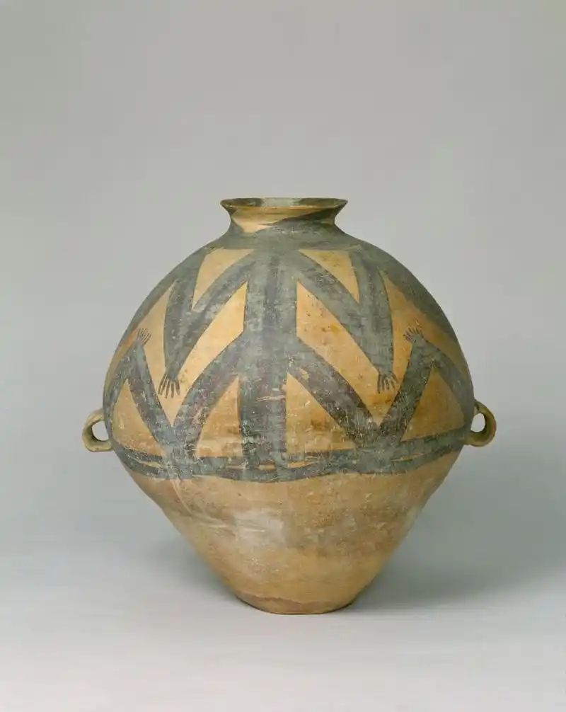 p>马家窑文化彩陶蛙纹壶是新石器时代的一件陶器. /p>