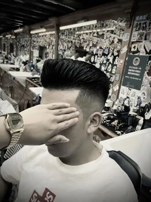 庞巴杜是以法国社交名媛庞巴杜夫人的名字命名的发型.