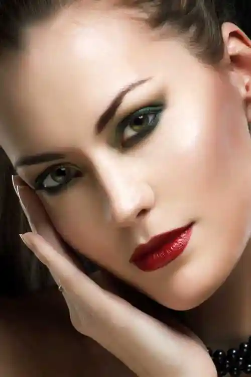 年轻性感的女人图片-一个美丽的飘逸的长头发有光泽的年轻女人特写肖