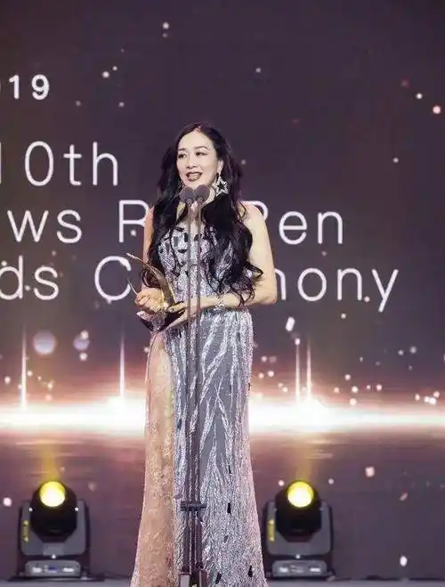 钟丽缇可真豪放,穿时尚薄纱上衣直接露衣物,53岁身材真让人羡慕_魅力